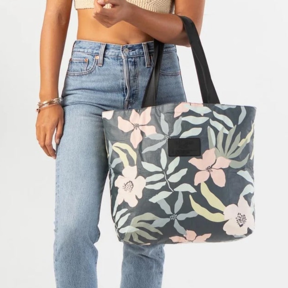 NWT aloha collection day tripper tote flora eve